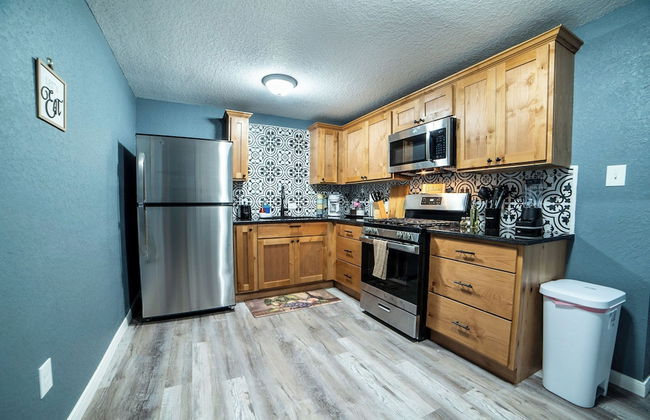 Fascinating 2br/1ba Near Festive DT and Riverwalk - Photo 8