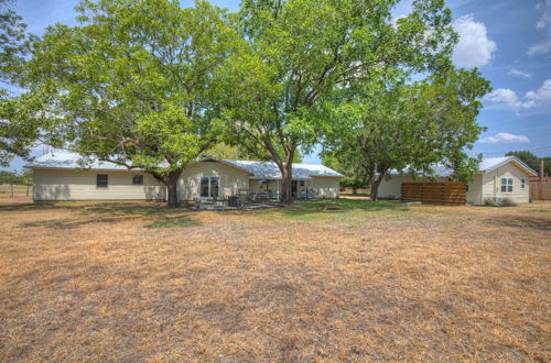 Photo 44 - Spacious Home - Fire Pit, BBQ and Outdoor Seating