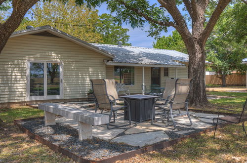 Photo 33 - Spacious Home - Fire Pit, BBQ and Outdoor Seating