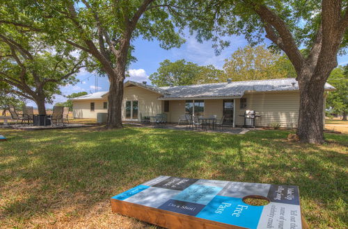 Photo 41 - Spacious Home - Fire Pit, BBQ and Outdoor Seating