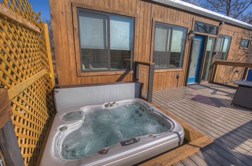 Photo 25 - Waylon-hot Tub and Fire Table