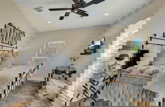 Foto 2 - Luxury Ranch W/pool-hot Tub-near Fred!
