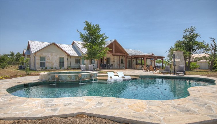 Foto 1 - Luxury Ranch With Pool-hot Tub-firepit Near Fred