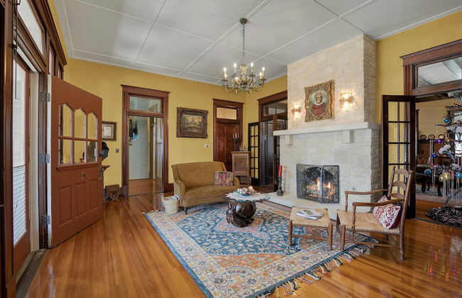 Beautiful and Unique Home With Fireplace and Pool! - Foto 1