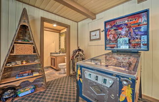 Foto 2 - Expansive Ranch w/ Views, Hot Tub & Game Room