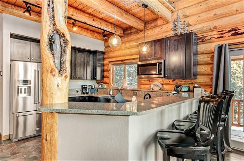 Photo 17 - Mountain Gem Lodge 3 Acres Hot Tub Luxurious Pet Friendly Garage