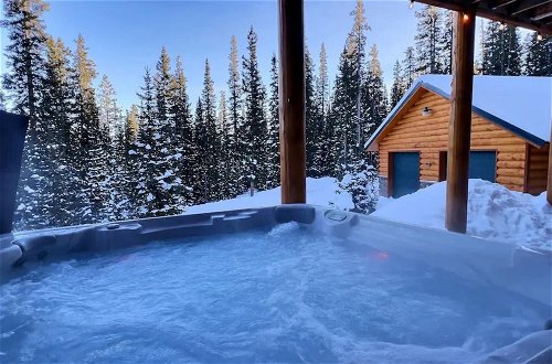 Photo 5 - Mountain Gem Lodge 3 Acres Hot Tub Luxurious Pet Friendly Garage