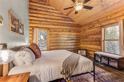 Photo 8 - Mountain Gem Lodge 3 Acres Hot Tub Luxurious Pet Friendly Garage