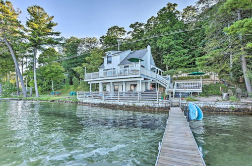 Foto 9 - Updated Lakefront Cottage w/ Dock & Mooring