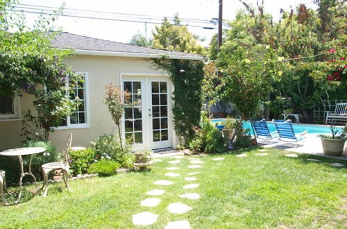 Foto 7 - Charming Culver City Cottage w/ Shared Pool+garden