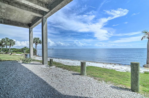 Foto 16 - Beachfront Cedar Key Retreat w/ Pool Access