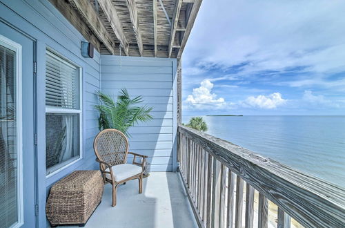 Foto 1 - Beachfront Cedar Key Retreat w/ Pool Access