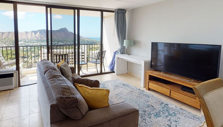 Foto 1 - Sleek & Modern 32nd Floor Condo at the Waikiki Banyan - Free parking! by Koko Resort Vacation Rentals