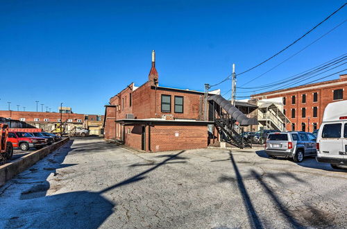 Photo 4 - Sleek, Modern Loft in Downtown Springfield