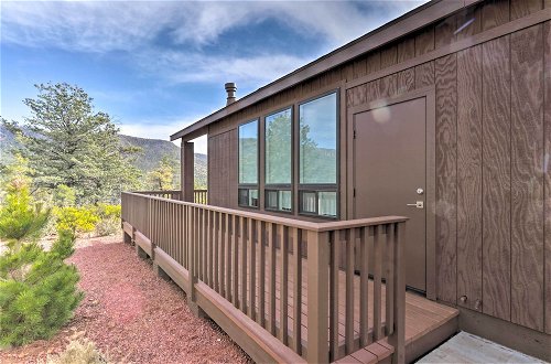 Foto 5 - Lavish Pine Cabin w/ Deck, New Hot Tub + Mtn Views