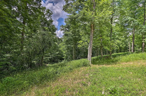 Foto 11 - Butler Cabin on 19 Acres w/ Hot Tub & Fire Pit