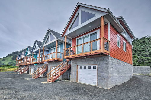 Photo 5 - Chic Beachfront Abode w/ Balcony & Beach Access