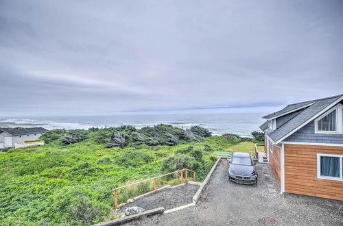 Foto 11 - Chic Beachfront Abode w/ Balcony & Beach Access