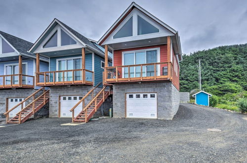 Photo 21 - Chic Beachfront Abode w/ Balcony & Beach Access