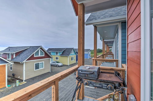 Photo 3 - Chic Beachfront Abode w/ Balcony & Beach Access