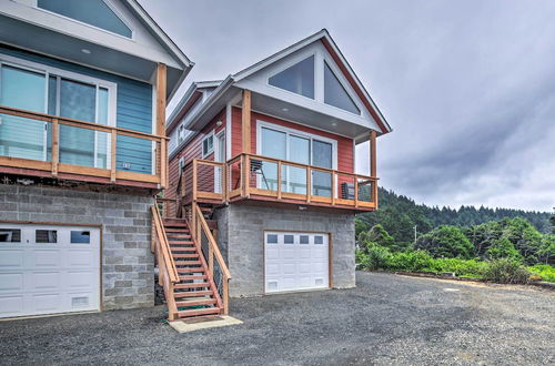 Photo 16 - Chic Beachfront Abode w/ Balcony & Beach Access