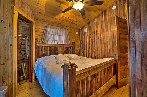 Foto 8 - Scenic Log Cabin With Fire Pit & Stocked Creek