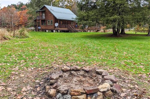 Foto 10 - Scenic Log Cabin With Fire Pit & Stocked Creek