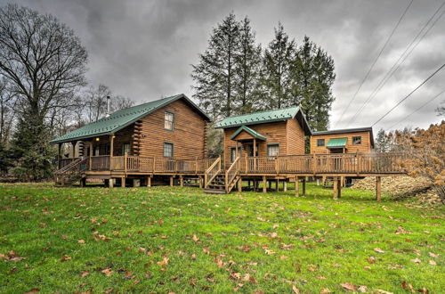 Foto 16 - Scenic Log Cabin With Fire Pit & Stocked Creek