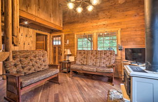 Foto 2 - Scenic Log Cabin With Fire Pit & Stocked Creek
