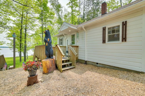 Photo 6 - Cozy Carp Lake Cottage W/dock, 4 Kayaks & Fire Pit