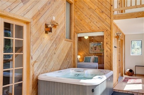 Foto 12 - Spacious Home w/ Hot Tub, Sunroom & Views