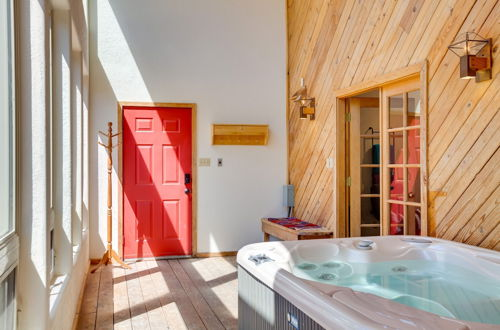 Foto 32 - Spacious Home w/ Hot Tub, Sunroom & Views