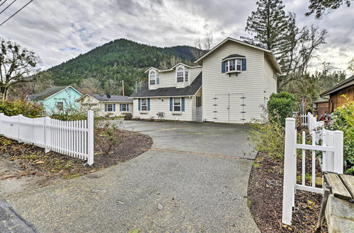 Photo 5 - Spacious Grants Pass Home w/ Hot Tub & Views