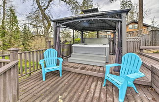 Photo 2 - Spacious Grants Pass Home w/ Hot Tub & Views