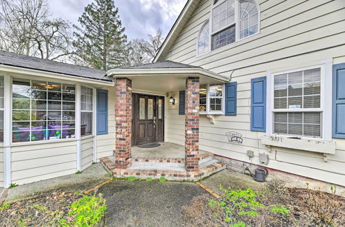 Foto 18 - Spacious Grants Pass Home w/ Hot Tub & Views