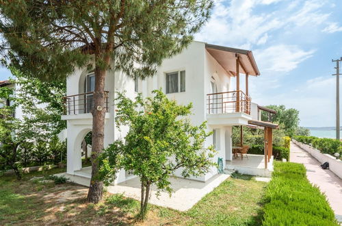 Foto 3 - Seafront Duplex Villa With Garden in Ayvalik