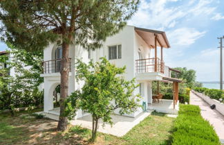 Foto 3 - Seafront Duplex Villa With Garden in Ayvalik