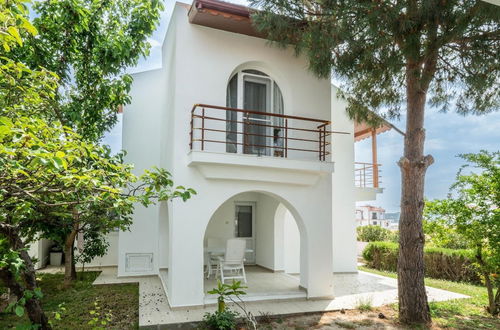 Foto 5 - Seafront Duplex Villa With Garden in Ayvalik