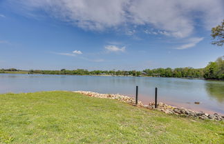 Photo 2 - Modern Luxury Retreat: Walk to Tims Ford Lake