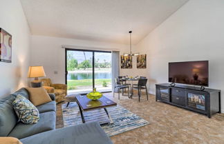 Foto 1 - Renovated Condo w/ Community Pool + Views