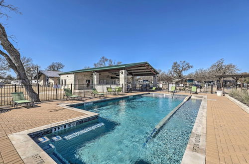 Foto 10 - Austin Tiny Home w/ Community Pool & Hot Tub