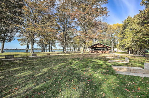 Foto 8 - Waterfront Lake Champlain Home w/ Fire Pit