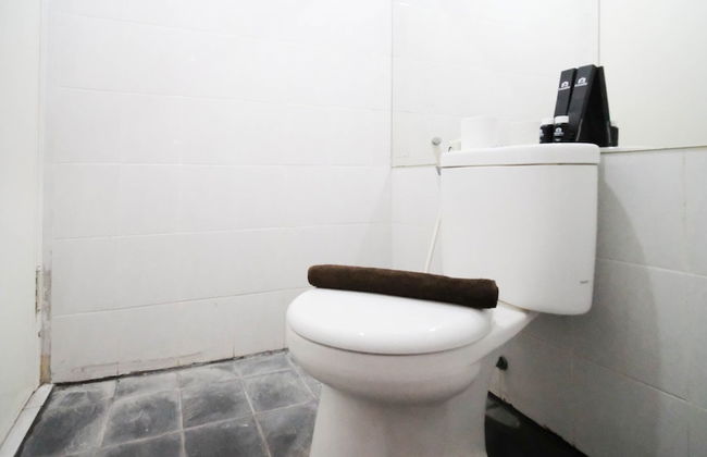 Compact And Comfy Studio At Puri Mas Apartment - Photo 12