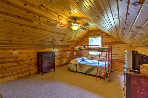 Photo 19 - Dream Valley Mountain View Cabin w/ Covered Porch