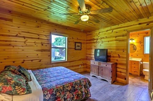 Photo 11 - Dream Valley Mountain View Cabin w/ Covered Porch