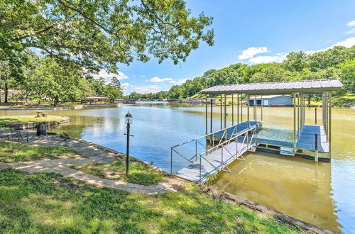 Foto 14 - Lakefront Hot Springs Home w/ Updated Deck & Dock