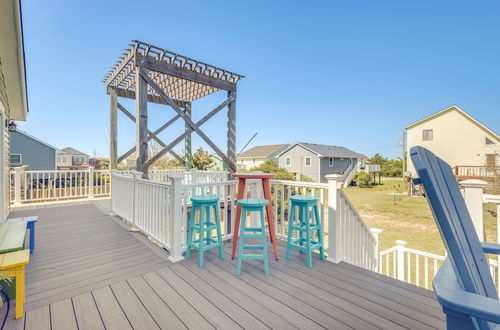 Photo 11 - Coastal Home W/deck, Outdoor Shower: Walk to Beach