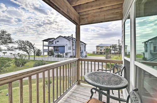 Foto 4 - Seabrook Getaway w/ Balconies & Bay Views