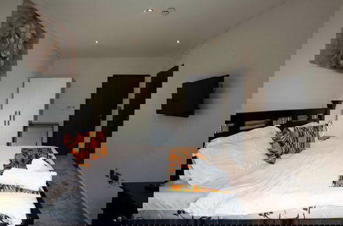Photo 3 - Elegant & Luxury Gem-5 Star Location -pools, Gym!