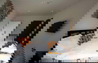 Photo 3 - Elegant & Luxury Gem-5 Star Location -pools, Gym!